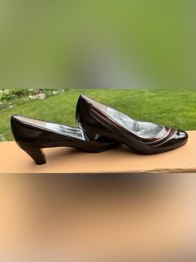 Classic Patent Leather Heel Pumps in 2 Tone Brown